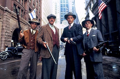 'Los intocables de Eliot Ness', dirigida por Brian de Palma e interpretada por Andy García, Sean Connery, Kevin Costner y Charles Martin Smith, en 1987. La película le valdría al intérprete escocés un Oscar como mejor actor secundario, el único de su larga carrera.