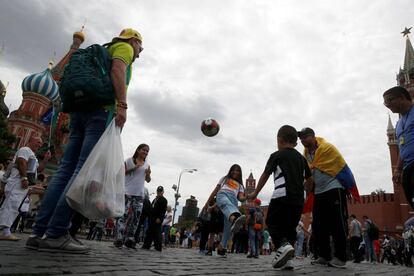 Aficionados colombianos juegan al fútbol en la Plaza Roja. 