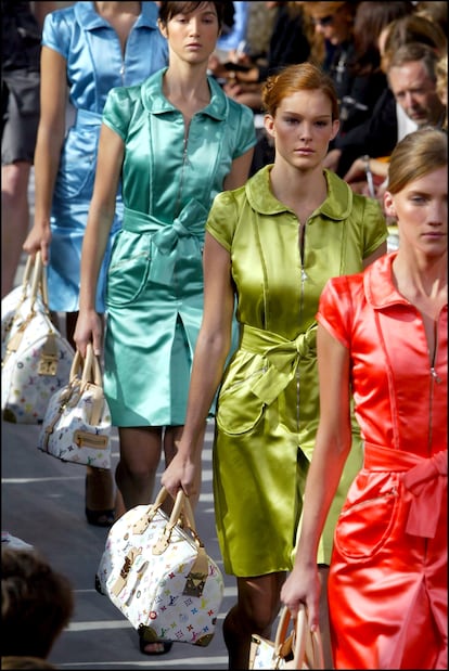 FRANCE - OCTOBER 07:  Louis Vuitton fashion show for the Spring-Summer 2003, Ready-to-wear collections in Paris, France On October 07, 2002.  
PIE DE FOTO:  imagen del desfile de primavera-verano 2003 de la firma, donde se vio esta colaboracin por 
primera vez.