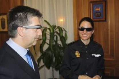 Fotografía facilitada por la Policía Nacional, de su director Ignacio Cosidó, que prueba las Google Glass. La Dirección General de la Policía explora su uso en las patrullas como una nueva herramienta que serviría para incrementar la seguridad y eficacia de las intervenciones de los agentes, al permitir el acceso inmediato a numerosos datos y al propio desarrollo de la acción policial. EFE/PN