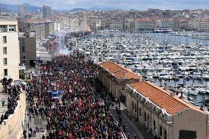 Los manifestantes caminaban este jueves cerca del Puerto Viejo de Marsella durante la jornada de huelga.