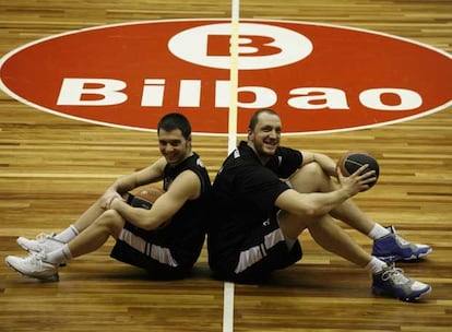 Javi Salgado y Fred Weis, en la cancha del Iurbentia Bilbao.