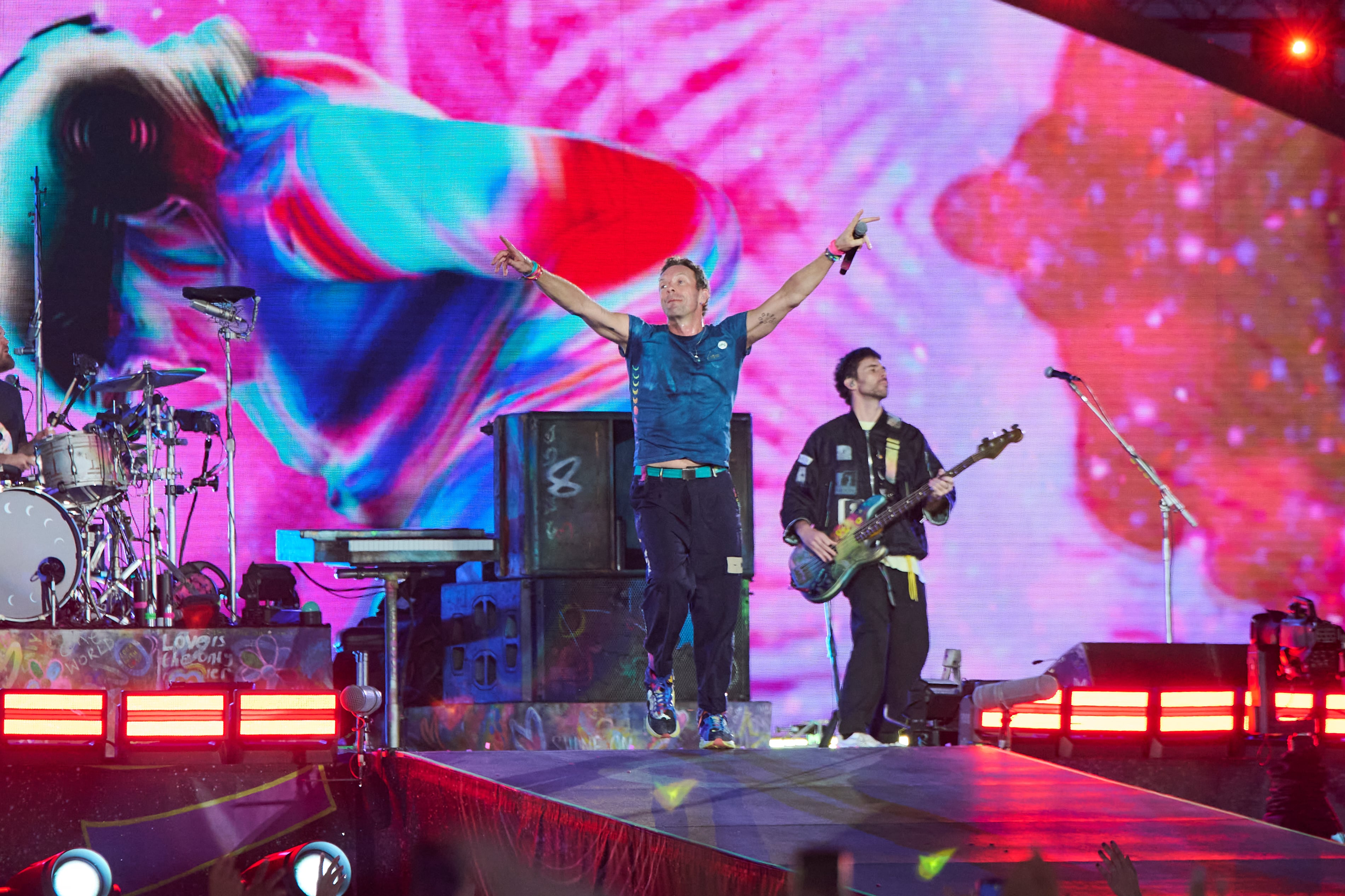 El vídeo del vídeo: la fan que compartió la infidelidad viral en un concierto de Coldplay y cómo el cotilleo vive una nueva edad de oro 1 Chris Martin (izquierda) y Guy Berryman, el 7 de julio de 2025, durante el concierto de Coldplay en el estadio Rogers en Toronto (Canadá).