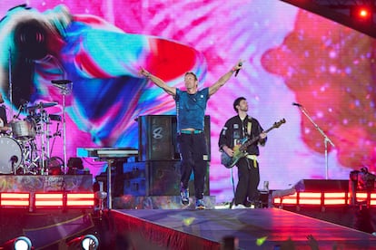 Chris Martin (izquierda) y Guy Berryman, el 7 de julio de 2025, durante el concierto de Coldplay en el estadio Rogers en Toronto (Canadá).