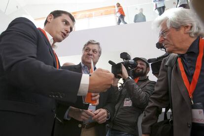 Albert Rivera, con el padre del opositor venezolano Leopoldo L&oacute;pez y el eurodiputado Javier Nart. 