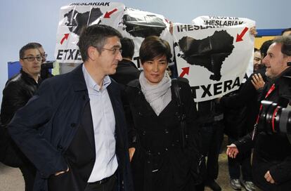 El presidente vasco y el gallego votan entre protestas. Seis personas que portaban carteles en favor de los presos de ETA han intentado impedir que el socialista Patxi López votase en el colegio Iruarteta de la capital vizcaína.