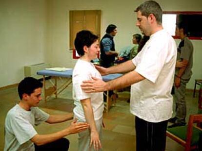 Asistentes al taller de masaje erótico, durante la sesión de ayer.