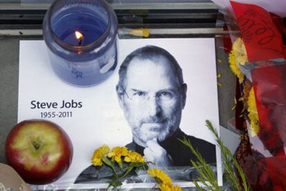 Objetos en homenaje a Steve Jobs en una tienda de Apple en Londres.