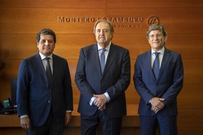 El exmagistrado junto a los dos socios directores de Montero Aramburu. De izquierda a derecha: Leonardo Neri, Rafael Fernández Valverde y Javier Valdecantos.