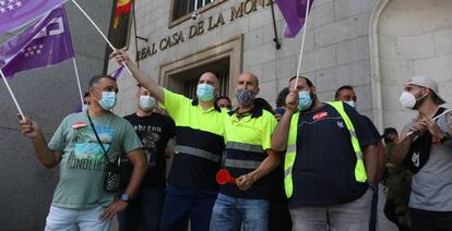 Empleados de Cecosa, en una concentración contra un ERE, este lunes.
