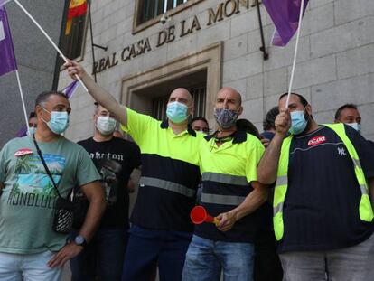 Empleados de Cecosa, en una concentración contra un ERE, este lunes. 