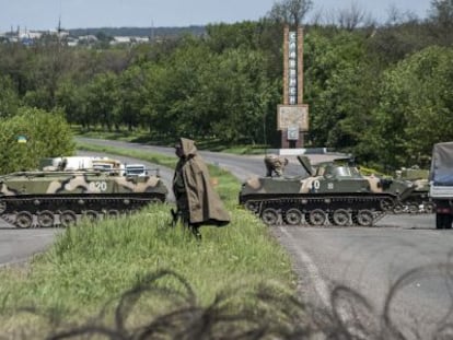 Soldados ucranianos tomam posições em um controle em Slaviank.