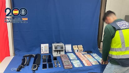 Un agente coloca la incautación de los 40 detenidos en Valencia y Madrid por narcotráfico.