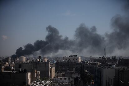 Una columna de humo se eleva en sobre Jan Yunis, en el sur de la franja de Gaza.