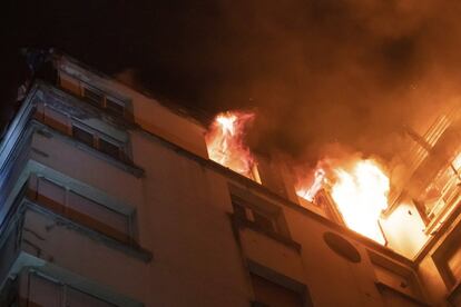 Las llamas salen por una de las ventanas del edificio.