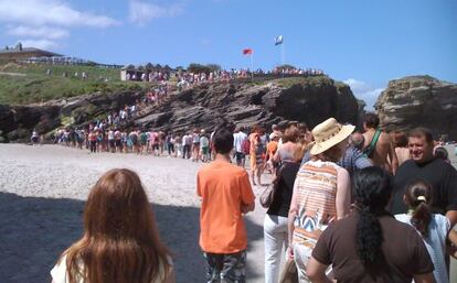 Visitantes hacen cola para ver As Catedrais.