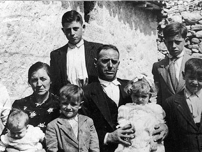 Los Blázquez Pérez, en los años 50 del siglo XX. Ricardo es el niño del centro, abajo.