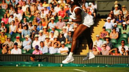 Serena saca en Wimbledon. 