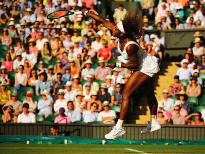 Serena saca en Wimbledon. 