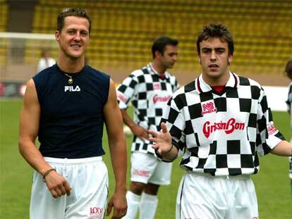 Michael Schumacher y Fernando Alonso, rivales en un partido de fútbol benéfico disputado en Mónaco.