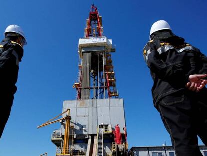 Dos trabajadores del campo petrolero ruso de Prirazlomnoye observan un pozo, en una foto de archivo.