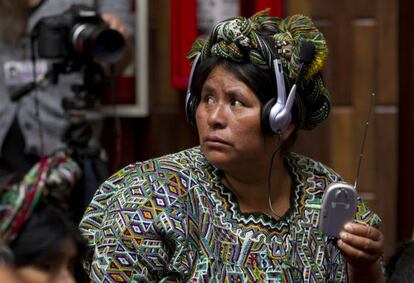 Una mujer ixil usa el traductor durante el juicio.