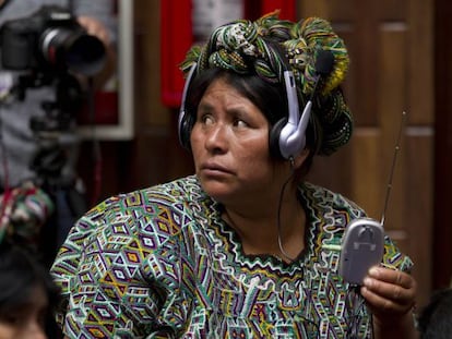 Una mujer ixil usa el traductor durante el juicio.