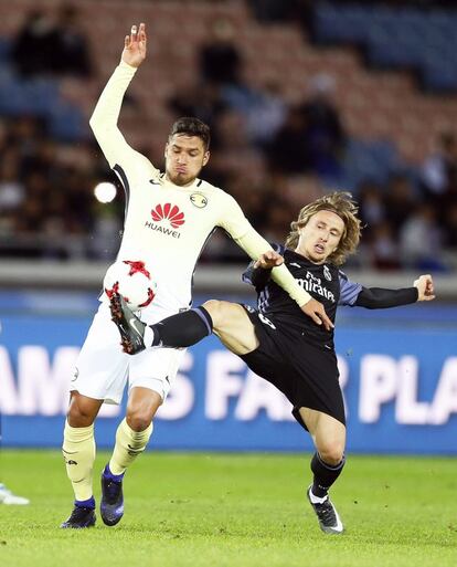 El jugador del Real Madrid Luka Modric (derecha) pelea por el balón con Bruno Valdez, del Club América.