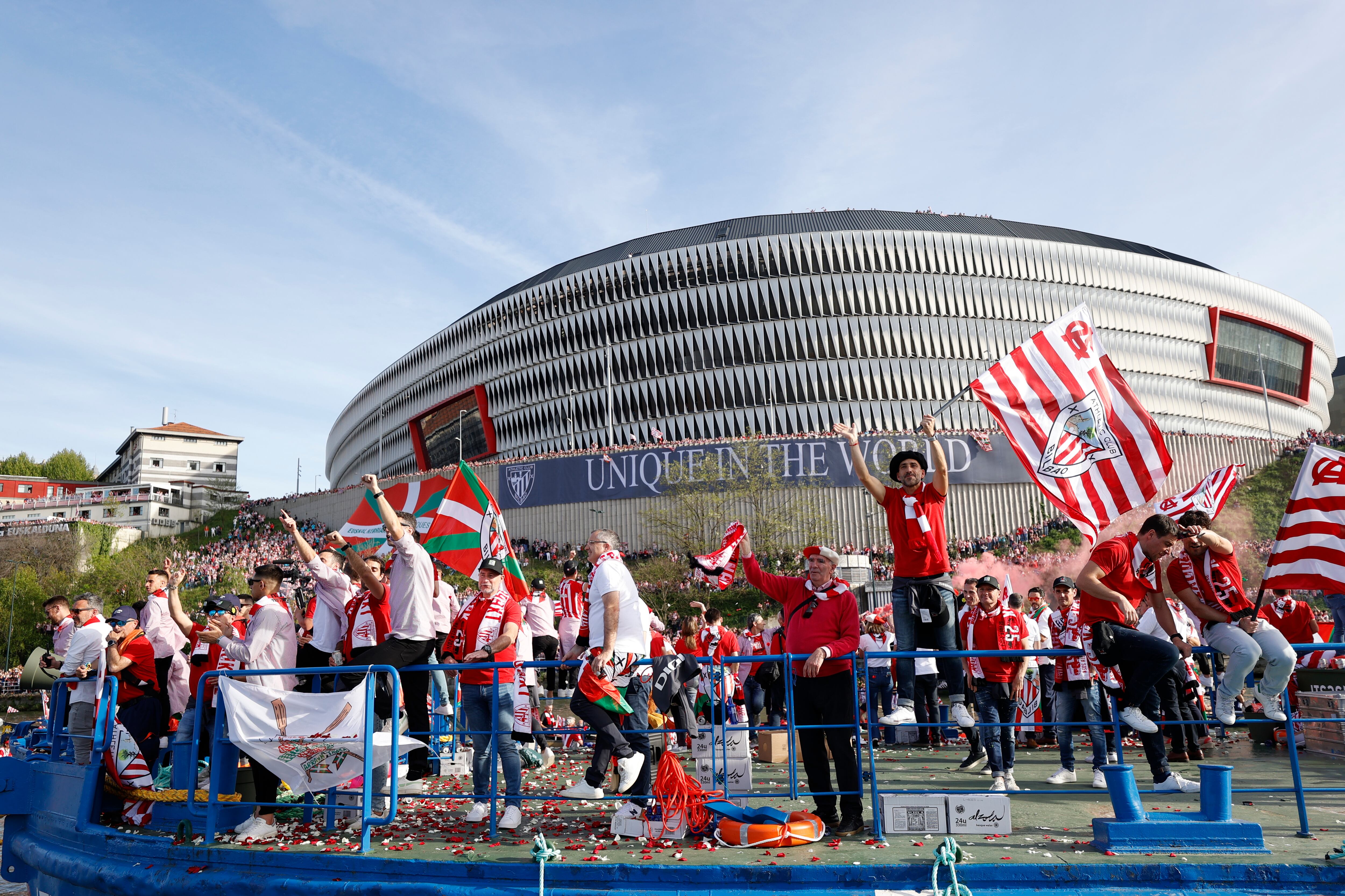 La gabarra pasa junto a San Mamés, durante los festejos del Athletic por haber ganado la Copa del Rey.