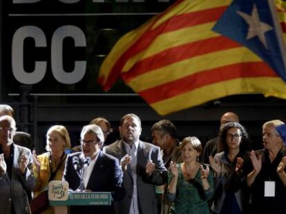 El presidente catal&aacute;n, Artur Mas, junto a los candidatos de Junts pel S&iacute; tras conocer los resultados del 27S. 