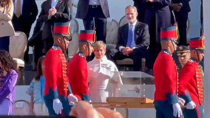 Captura de pantalla del momento que la espada de Simon Bolivar pasa por delante de Felipe VI