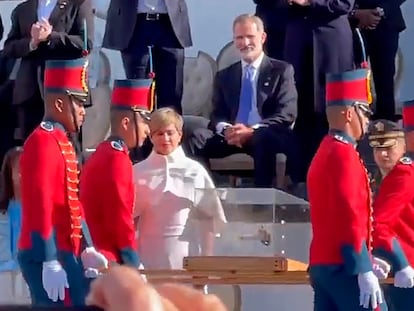 Captura de pantalla del momento que la espada de Simon Bolivar pasa por delante de Felipe VI