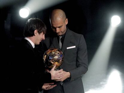 Guardiola li entrega a Messi la Pilota d'Or, el 2011.