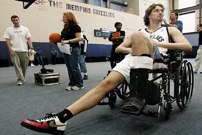 Pau Gasol ha vuelto a Memphis para seguir la recuperación de la lesión sufrida en Japón y que le mantendrá al menos cuatro meses alejado de las canchas. El jugador podría plantearse la salida de los Grizzlies tras el anunciado cambio de propietario de la franquicia.