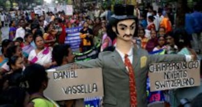 Participantes en una manifestación de trabajadores sexuales portan una efigie de Daniel Vassella, presidente de la multinacional Novartis, radicada en Suiza, durante una manifestación en Calcuta. EFE/Archivo