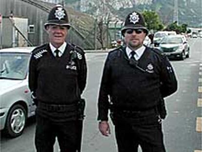 Dos policías gibraltareños, uniformados como los <i>bobbies</i> ingleses.