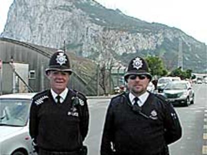 Dos policías gibraltareños, uniformados como los <i>bobbies</i> ingleses.