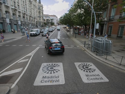 Señales informativas al comienzo de un tramo de Madrid Central, el pasado 31 de julio.