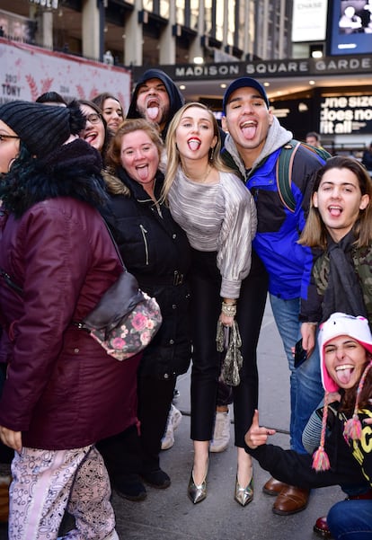 Miley Cyrus. La cantante de ‘Flowers’ tuvo un encuentro de lo más desagradable en Barcelona. En 2019, cuando ella y su entonces marido, Liam Hemsworth, intentaban salir de su hotel. Una gran multitud de fans se acercó a la pareja y uno de ellos logró acercarse demasiado: agarró del cuello a Cyrus, tiró de su pelo e intentó besarla. Cyrus consiguió liberarse sola e intentó escaparse, visiblemente molesta.