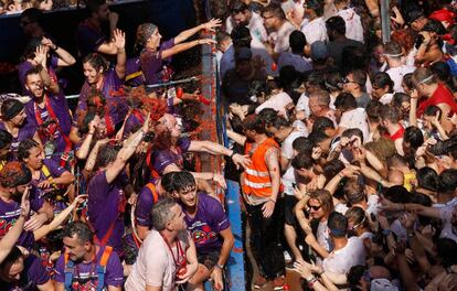 El centro de Buñol ha comenzado ya a teñirse de rojo con el lanzamiento desde varios camiones de los 145.000 kilos de tomate con los que 20.000 personas lucharán durante una hora hasta la extenuación festiva en la Tomatina de este pueblo valenciano.