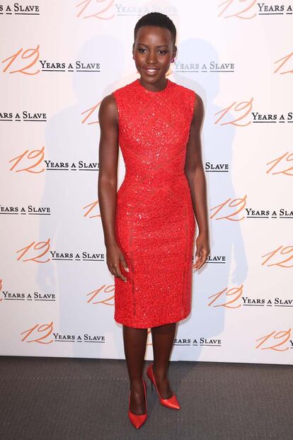 Lupita Nyong'o ha sido la ltima en apostar por el rojo.El color y las sutiles lneas geomtricas del vestido de la coleccin resort de Elie Saab favorecen al cuerpo de la actriz. Complet el look con pendientes de David Yurman y zapatos de Nicholas Kirkwood. Impecable.