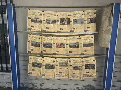 Antiguos ejemplares en papel del diario 'Etilaat Roz' en la sede de este medio en Kabul.
