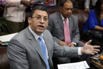 El director general de Aduanas dominicanas, Fernando Fernández, habla con la prensa tras un encuentro con representantes de la empresa minera Barrick Gold en Santo Domingo (República Dominicana).