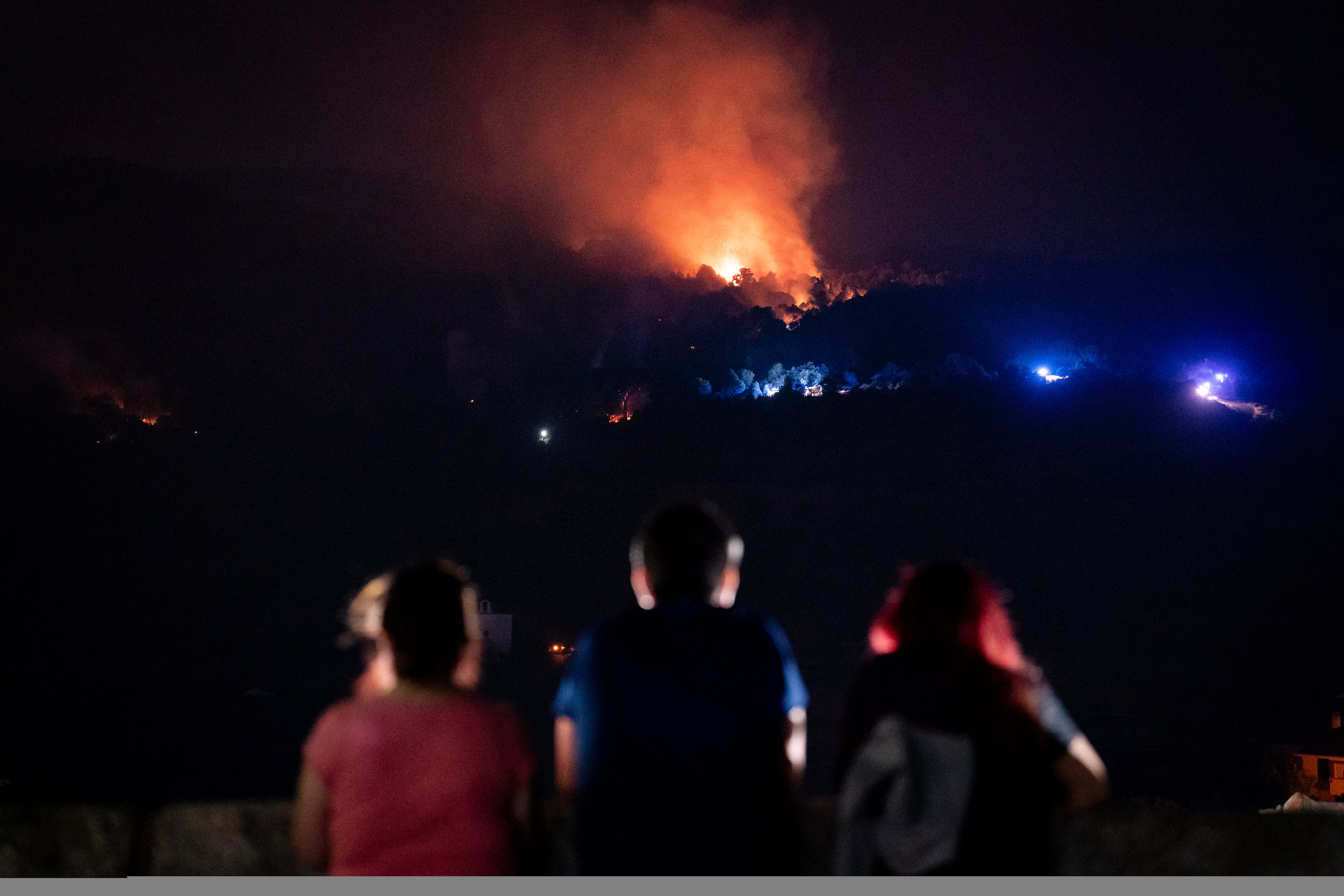 Última hora de los incendios forestales, en directo | Más de 115.000 evacuados por los incendios de Madrid, Ávila y Castellón