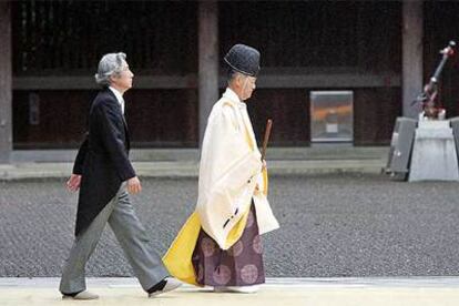 El primer ministro japonés, Junichiro Koizumi, durante su visita ayer al templo de Yasukuni, en Tokio, dedicado a los militares muertos.