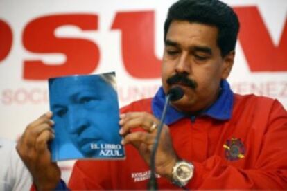Maduro muestra un ejemplar del libro