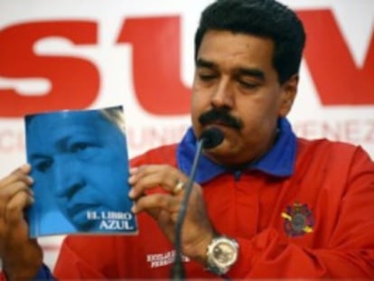 Maduro muestra un ejemplar del libro