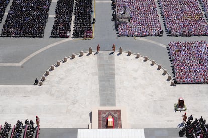 Vista de la plaza de San Pedro durante el funeral del Papa, este sábado.