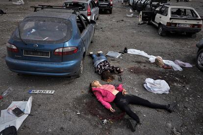 Dos muertos yacen en el suelo tras el ataque ruso a un convoy de civiles en Zaporiyia, Ucrania, el 30 de septiembre. 