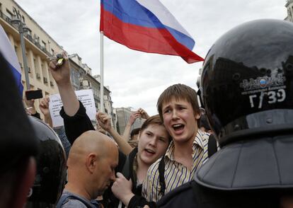Manifestantes bloqueados por la policía antidisturbios durante la manifestación en el centro de Moscú.